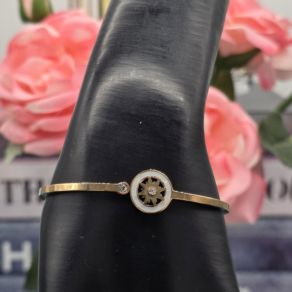 Elegant Gold Bracelet with Crystal Accent